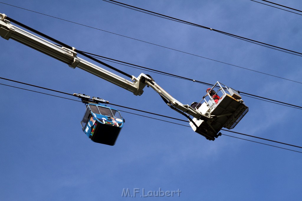 Koelner Seilbahn Gondel blieb haengen Koeln Linksrheinisch P579.JPG